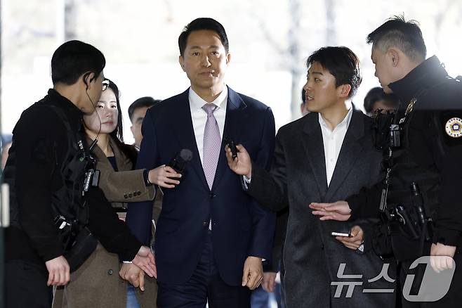 '명태균 여론조사비 대납' 의혹으로 기소된 오세훈 서울시장이 4일 오전 서울시 서초구 서초동 서울중앙지방법원에서 열린 정치자금법위반 첫 공판에 출석하고 있다. 2026.3.4 ⓒ 뉴스1 박정호 기자