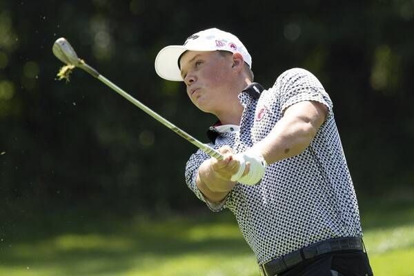 케일럽 서랫이 지난해 8월 미국 미시간주 플리머스의 세인트존스 카디널 코스에서 열린 LIV 골프 팀 챔피언십 미시간 8강전에서 7번 홀 샷을 하고 있다. /사진=뉴시스(AP)