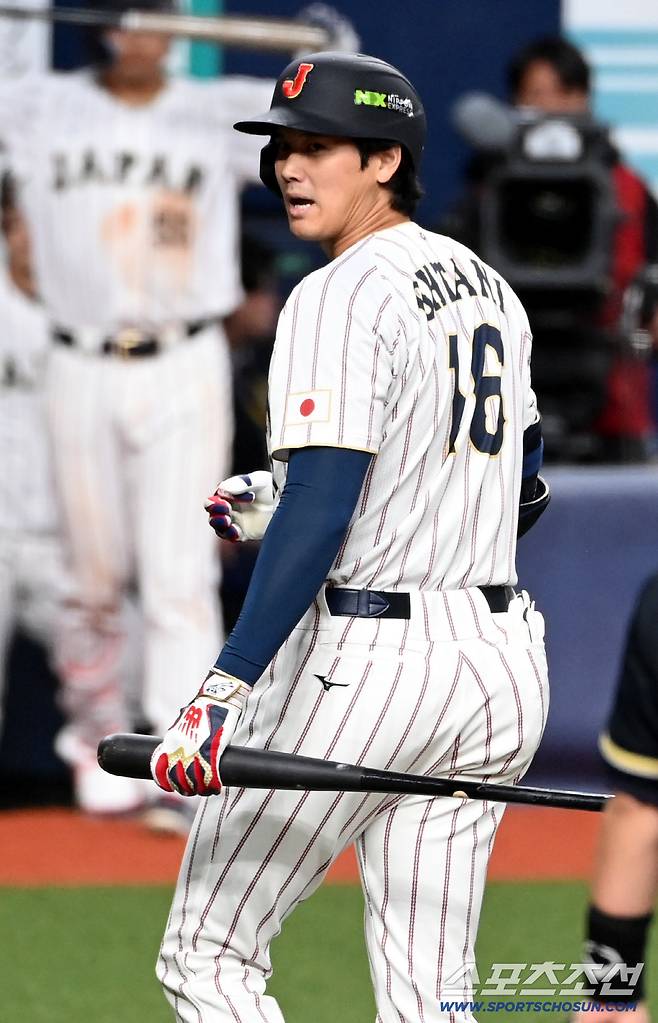 2일 일본 오사카 교세라돔에서 열린 WBC(월드베이스볼클래식) 일본 대표팀과 오릭스 버팔로스의 경기, 3회초 오타니가 삼진을 당한 뒤 심판에게 이야기를 하고 있다. 오사카(일본)=허상욱 기자wook@sportschosun.com/2026.03.02/
