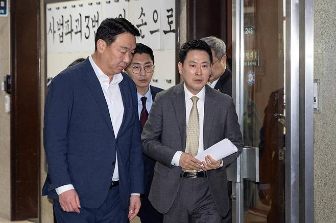 장동혁 국민의힘 대표가 4일 서울 여의도 국회에서 당내 개혁·소장파 의원 모임인 ‘대안과미래’ 의원들과 면담을 마치고 대표실을 나서고 있다. 뉴스1