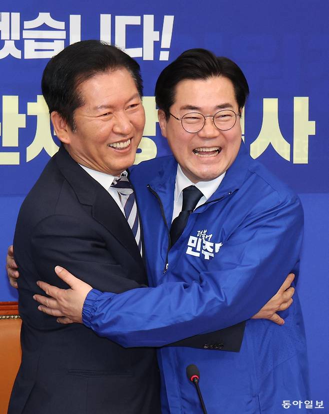 더불어민주당 정청래 대표(왼쪽)가 4일 국회 당 대표실에서 6·3 지방선거 인천시장 후보로 단수 공천한 박찬대 의원과 밝은 표정으로 웃으며 포옹하고 있다. 2026.03.04 이훈구 기자 ufo@donga.com
