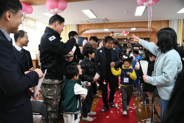 3일 경남 통영시 욕지초등학교에서 3년 만에 신입생 입학식이 열리고 있다. 통영=박은경 기자