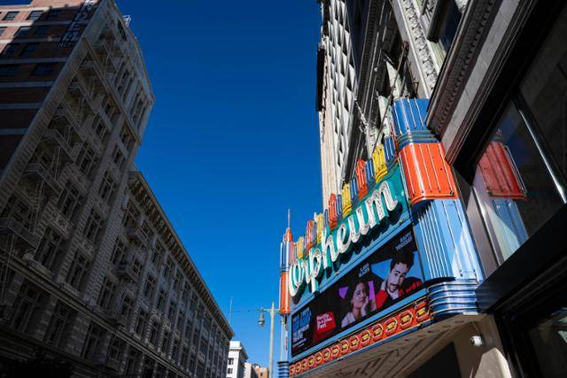 미국 캘리포니아주 로스앤젤레스 브로드웨이 극장가의 '오르페움 극장'은 여전히 현역 극장으로 운영되고 있다.