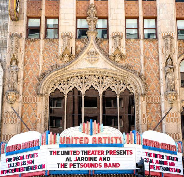 LA 브로드웨이 '유나이티드 아티스트 극장' 전면부 파사드가 화려함의 극치를 보이고 있다.