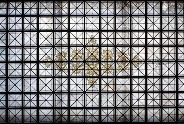 'LA 극장 센터'의 상징적인 스테인드글라스 천장.