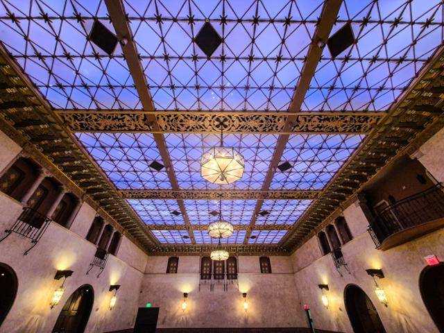 제1회 아카데미 시상식이 개최된 할리우드 루스벨트 호텔의 그랜드 볼룸이 화려한 외형을 뽐내고 있다.