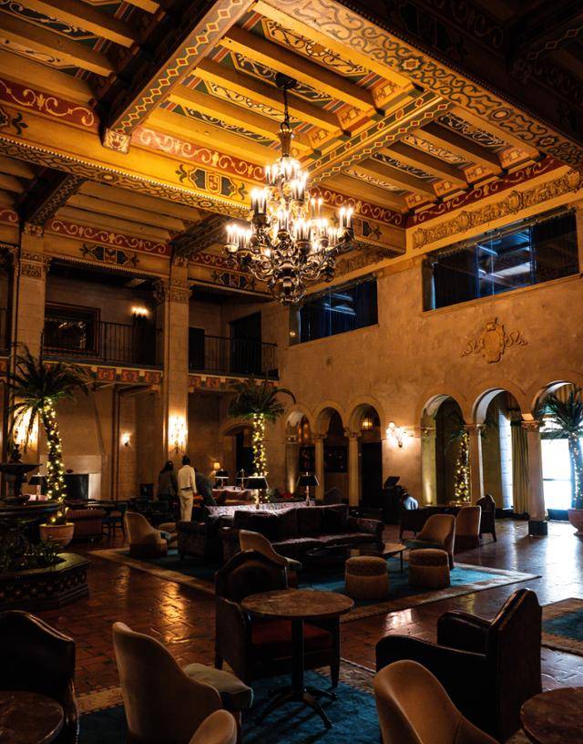스페인 제국주의 양식으로 지어진 할리우드 루즈벨트 호텔의 메인 로비.