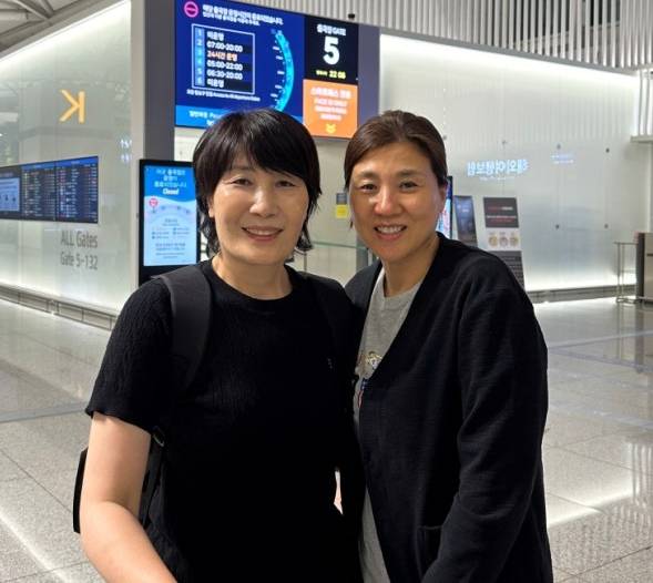 이도희(왼쪽) 감독이 2024년 7월 18일 장윤희 중앙여고 배구 감독의 배웅 속에 이란으로 출국했다. 사진=팀큐브 제공