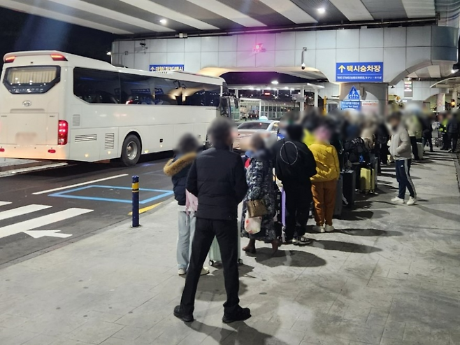 지난달 8일 밤 제주국제공항에 도착한 체류객들이 택시를 기다리는 모습 (제주경찰청 제공)