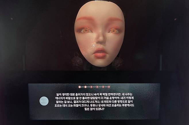 AI 무당 ‘아미’가 점괘를 알려주는 모습. 질문에 답하면 부적을 그려준다. 김창용 기자