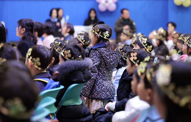 3일 서울 서초구 원촌초에서 열린 2026학년도 입학식에서 신입생들이 자리하고 있다. 뉴스1