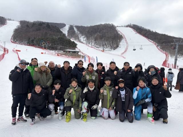 ▲ 제107회 전국동계체육대회에 참여한 강릉중앙고 알파인 스키팀과 도교육청 관계자들이 기념촬영을 하고 있다.