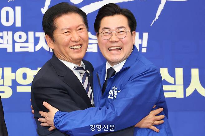 정청래 더불어민주당 대표(왼쪽)가 인천시장 후보로 결정된 박찬대 의원과 4일 국회에서 열린 중앙당 공천관리위원회 지방선거 후보 공천 심사 결과 발표 회견에서 포옹하고 있다. 한수빈 기자