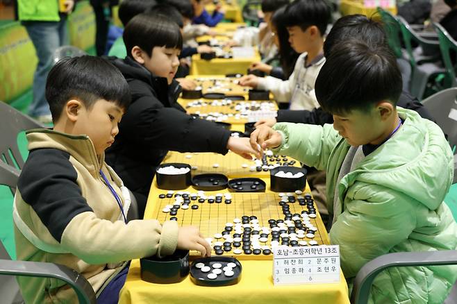 지난달 28일부터 1일까지 영암군실내체육관에서 열린 대회에서는 고등부 송민경(한국바둑고 1년), 중등부 심효준(서울성서중 2년), 초등 고학년부 허태웅(서울연은초 6년), 초등 저학년부 김정현(다산새봄초 3년) 학생이 각각 우승했다. /영암군