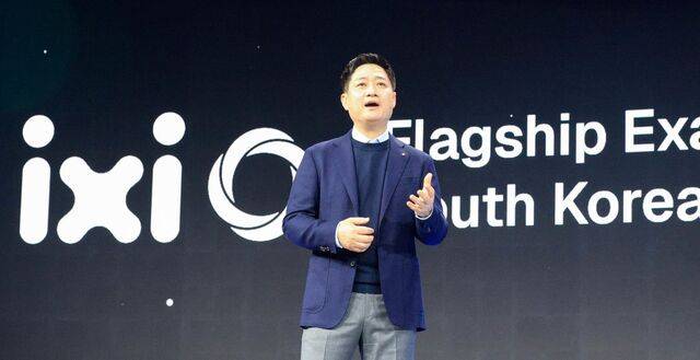 홍범식 LG유플러스 최고경영자(CEO)가 2일(현지시간) 스페인 바르셀로나 피라 그란 비아 전시장에서 열린 MWC 2026 개막식에서 기조연설을 하고 있다. 홍 CEO는 “수많은 디바이스가 등장하는 시대 핵심 인터페이스는 음성이 될 것”이라고 말했다. 사진공동취재단