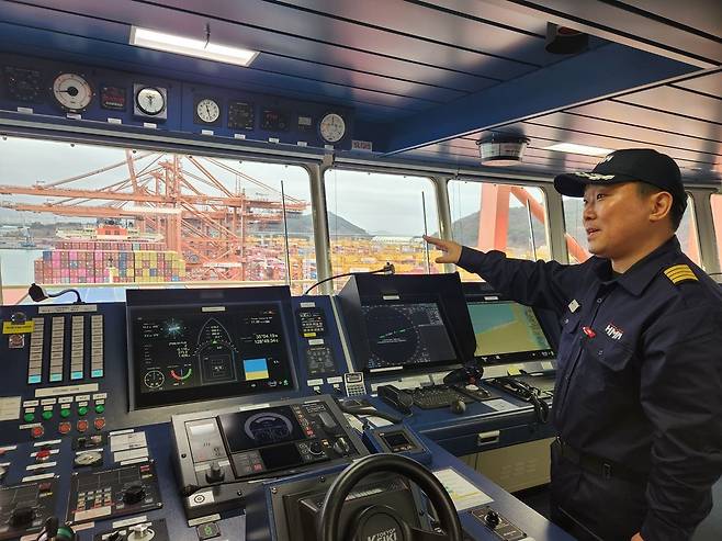 경력 23년차의 HMM 에메랄드호 박상현 선장이 자율운항시스템 ‘하이나스 컨트롤’의 효율에 대해 설명하고 있다. 박장군 기자