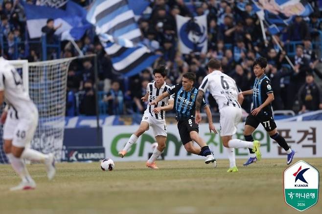 손정범(사진 왼쪽). 사진=한국프로축구연맹