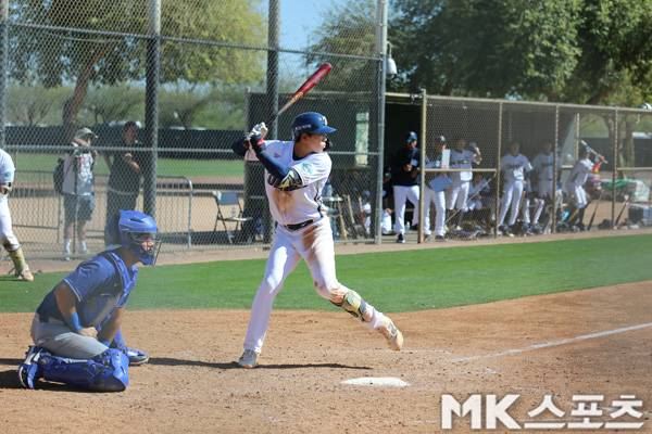 NC의 신재인이 6회초 타격을 하고 있다. 사진(美 글렌데일)= 김재호 특파원
