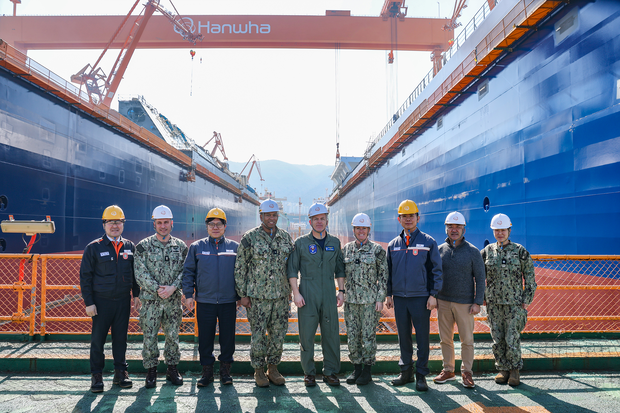 패트릭 해니핀(왼쪽 다섯 번째) 미 7함대사령관 일행이 지난달 19일 한화오션 거제사업장을 방문해 기념촬영을 하고 있다.