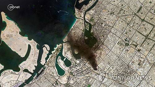 이란 공격에 연기 휩싸인 두바이 모습 담은 플래닛랩스 위성사진 ⓒAFP=연합뉴스