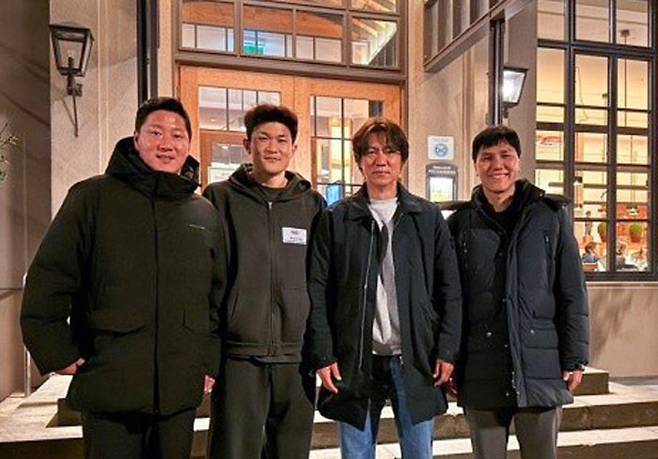 홍명보 감독(오른쪽)이 지난달 독일 현지에서 김민재와 면담을 진행한 뒤 기념사진을 촬영하고 있다. 대한축구협회 제공