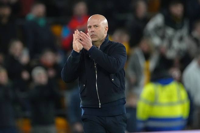 리버풀 아르네 슬롯 감독이 4일 울버햄프턴전 패배 후 관중에게 박수를 보내고 있다. AP연합뉴스