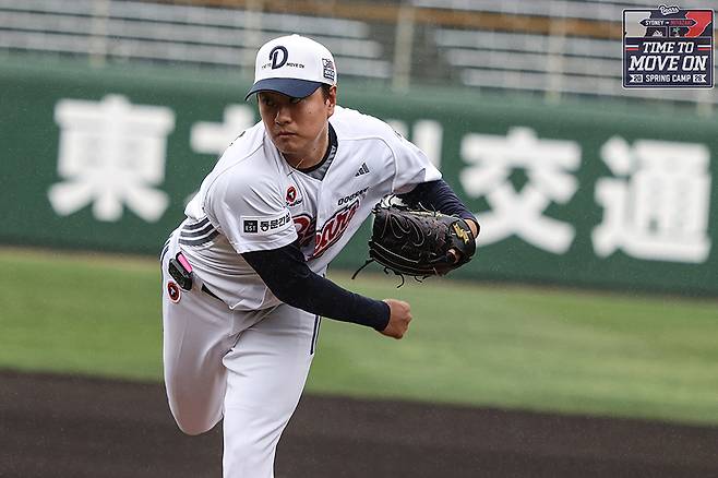 두산 이영하가 2월26일 일본 미야자키 산마린 스타디움에서 열린 구춘대회 롯데와의 경기에서 투구하고 있다. 두산베어스 제공