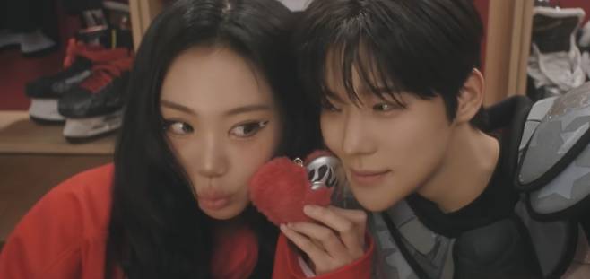 가수 이영지 신곡 ‘로봇’ MV 속 이영지(왼쪽)와 문상민. 사진제공| ‘로봇’ MV 캡처.