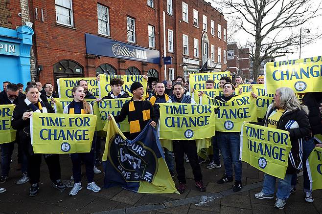 토트넘 팬들이 지난달 구단의 변화를 촉구하는 시위를 경기장 밖에서 하고 있다. Getty Images코리아