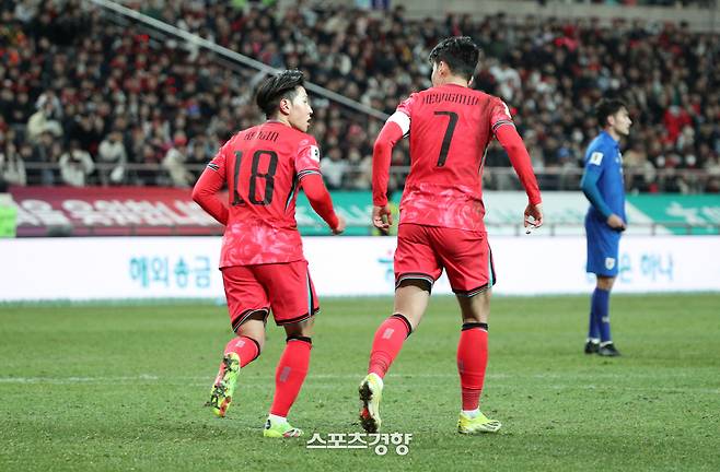 한국 축구국가대표 이강인과 손흥민이 서울 마포구 서울월드컵경기장에서 열린 2026 FIFA 북중미 월드컵 2차 예선 태국전에서 이야기를 나누고 있다. 2024.3.21 권도현 기자