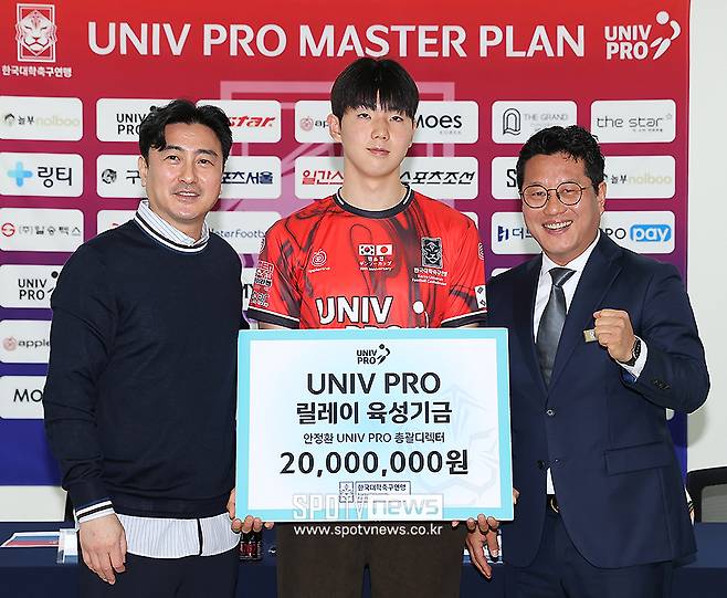 ▲ 안정환 총괄디렉터 장하윤 대표팀 주장 한국대학축구연맹 박한동 회장 ⓒ곽혜미 기자