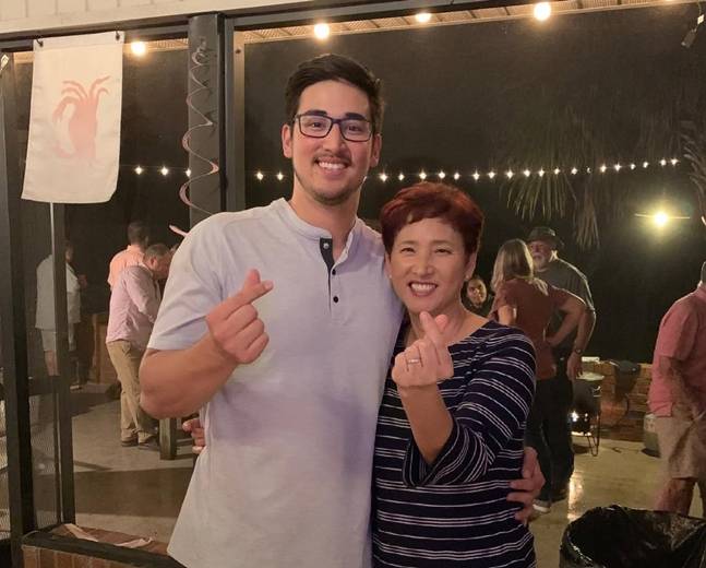 한국인 어머니 미수 더닝(오른쪽)씨와 함께 사진을 찍은 데인 더닝. /사진=데인 더닝 SNS