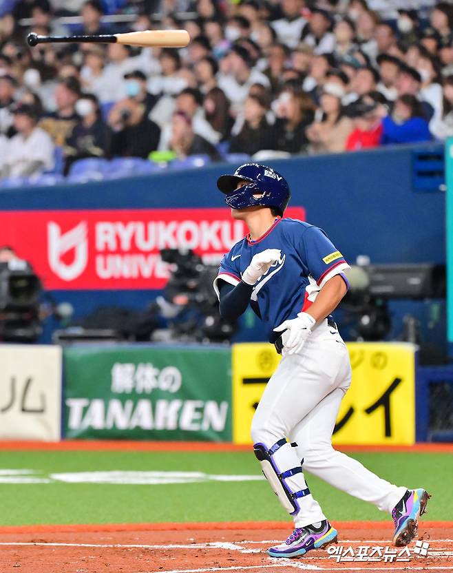2회초 2사 1,3루 한국 김도영이 스리런 홈런을 날리고 있다.