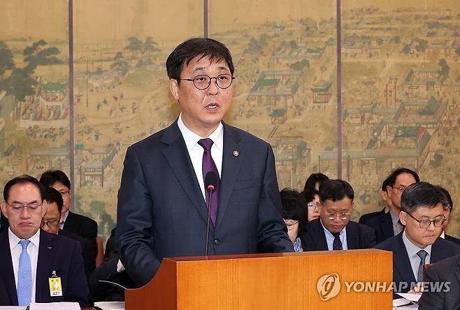 업무보고하는 최휘영 문체부 장관 (서울=연합뉴스) 배재만 기자 = 최휘영 문화체육관광부 장관이 4일 국회에서 열린 문화체육관광위원회 제3차 전체 회의에서 업무보고를 하고 있다. 2026.3.4 scoop@yna.co.kr