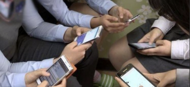 ▲ 학생들이 휴대폰을 사용하고 있다./사진제공=연합뉴스