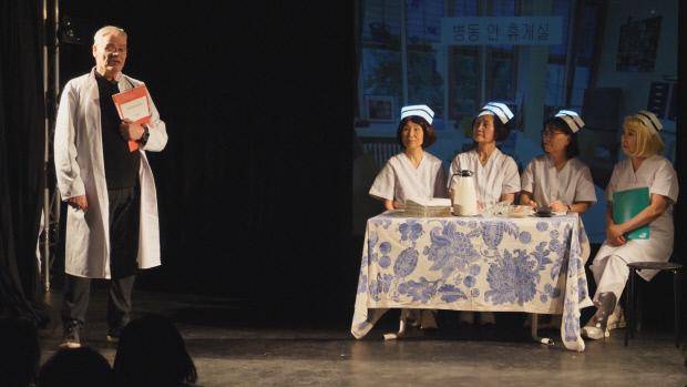 파독간호사들로 구성된 극단 ‘빨간 구두’ 공연 모습. <박경란 작가 제공>