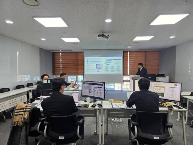 국립부경대, 국립한국해양대, 동의대, 부산대, 부산외대 등 부산 소재 5개 대학이 AI 분야 운영 대학으로 선정됐다. 비스텝에서 담당자들이 발표를 준비하는 모습. 비스텝 제공