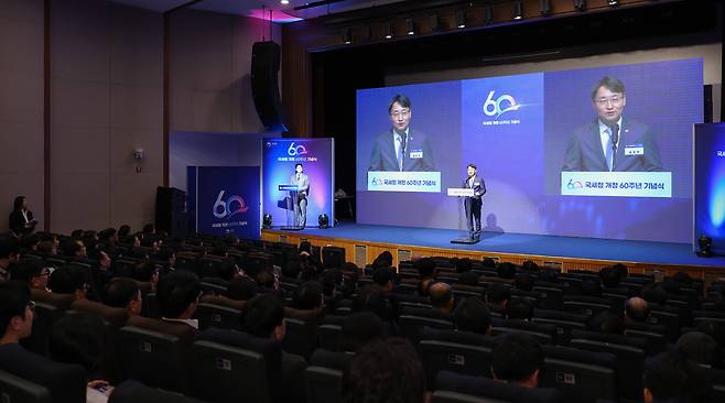 임광현 국세청장이 4일 서울비장국세청에서 열린 '개청 60주년 기념식'에서 ‘미래혁신 추진단’이 마련한 60대 미래혁신 과제를 발표하고 있다.(사진제공=국세청)