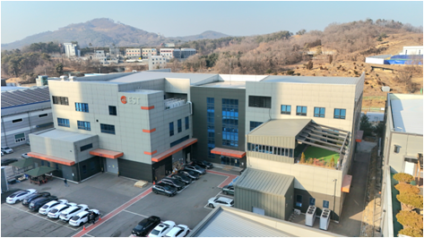 세계 최초로 8.6세대 IT용 OLED 정전척을 양산하는 이에스티. / 이에스티 제공