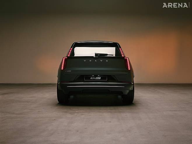 내연기관 XC 시리즈와 유사하면서도 차이가 있는 후면부.