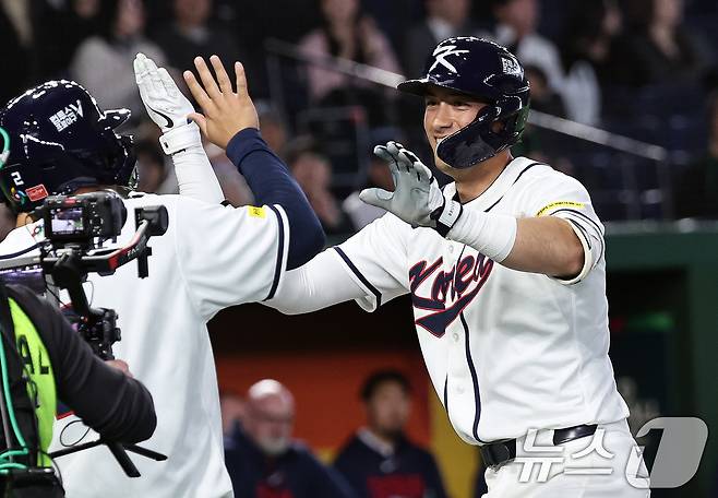 5일 오후 일본 도쿄돔에서 열린 2026 월드베이스볼클래식 C조 1차전 대한민국과 체코의 경기. 대한민국의 5회말 1사 1루 상황때 셰이 위트컴이 투런 홈런을 친 뒤 문보경과 기쁨을 나누고 있다. 2026.3.5 ⓒ 뉴스1 구윤성 기자