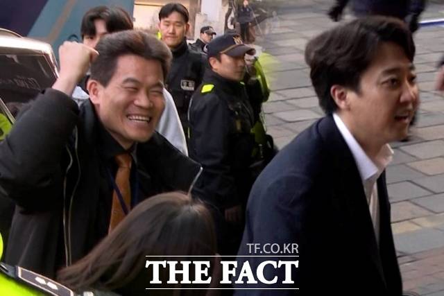 이준석 개혁신당 대표가 5일 국민의힘을 직격했다. 사진은 이 대표(오른쪽)와 한국사 강사 출신 유튜버 전한길(본명 전유관)이 지난달 27일 부정선거를 주제로 유튜브 채널 '펜앤마이크TV'를 통해 생중계 무제한 토론을 하기 위해 이동하는 모습.. /김기범·김민지 기자