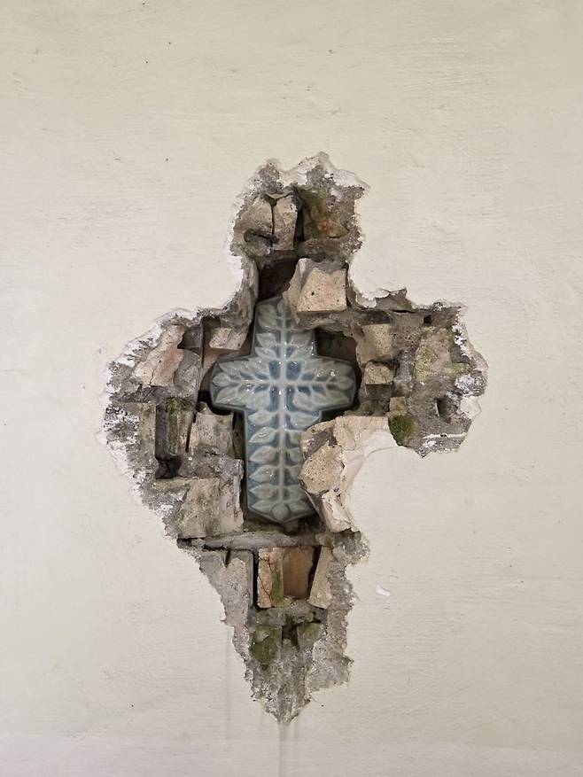 안드레아의 집 내부 벽면에 박혀있는 십자가