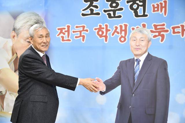 조훈현 국수(國手)가 지난달 28일 '제1회 조훈현배 전국 학생바둑대회'가 열린 전남 영암실내체육관에 세워진 자신의 등신대와 악수하는 포즈를 취하고 있다. 한국기원 제공