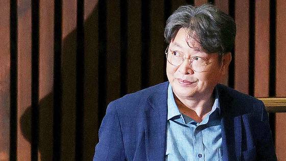 차명 주식거래 의혹을 받는 더불어민주당 이춘석 의원이 지난해 9월 국회 본회의에 출석해 방송법 개정안에 대한 기표를 한 뒤 투표함으로 이동하고 있다. 연합뉴스