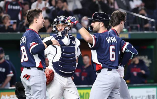 ▲ 5일 일본 도쿄돔에서 열린 2026 WBC 조별리그 C조 1차전 대한민국과 체코의 경기. 5회초 1사 1, 2루 체코 바브라가 스리런 홈런 친 뒤 하이파이브를 하고 있다. 2026.3.5 연합뉴스