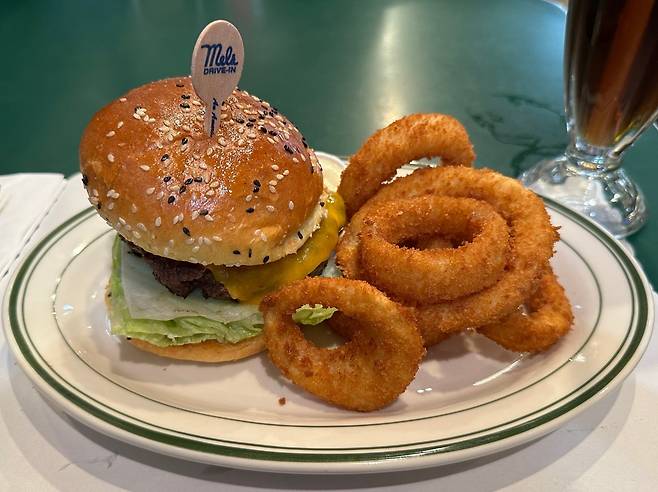 멜스 드라이브인 대표 메뉴 멜버거. ⓒ류재도