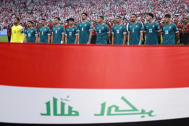 이라크 축구 대표팀 선수들이 지난해 11월 아랍에미리트(UAE) 아부다비에서 열린 UAE와의 2026 북중미 월드컵 아시아 지역 예선 원정 경기에 앞서 국가를 제창하고 있다. 로이터연합뉴스