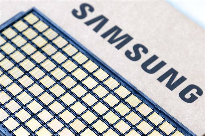 삼성전자 HBM4 제품 사진. 삼성전자는 메모리 반도체 3사 중 가장 먼저 HBM4 양산 출하 소식을 전했다. (삼성전자 제공)