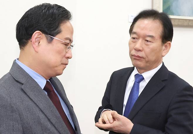 국회 대미투자특별법처리를위한특별위원회 정태호 더불어민주당 간사(오른쪽)와 박수영 국민의힘 간사(왼쪽)가 지난 2월24일 오전 서울 여의도 국회에서 열린 대미투자특별법처리를위한특별위원회 전체회의 도중 소위원회 구성을 두고 논의하고 있다. / 사진=뉴시스
